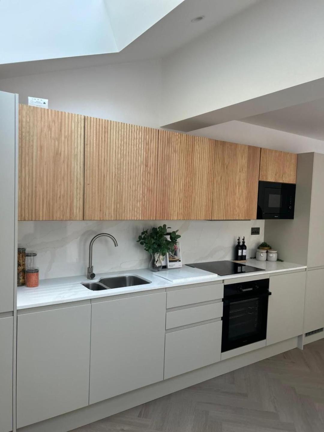 Stunning 3-bedroom, 2-bathroom, Garden & Hot Tub, West Kensington Appartement *