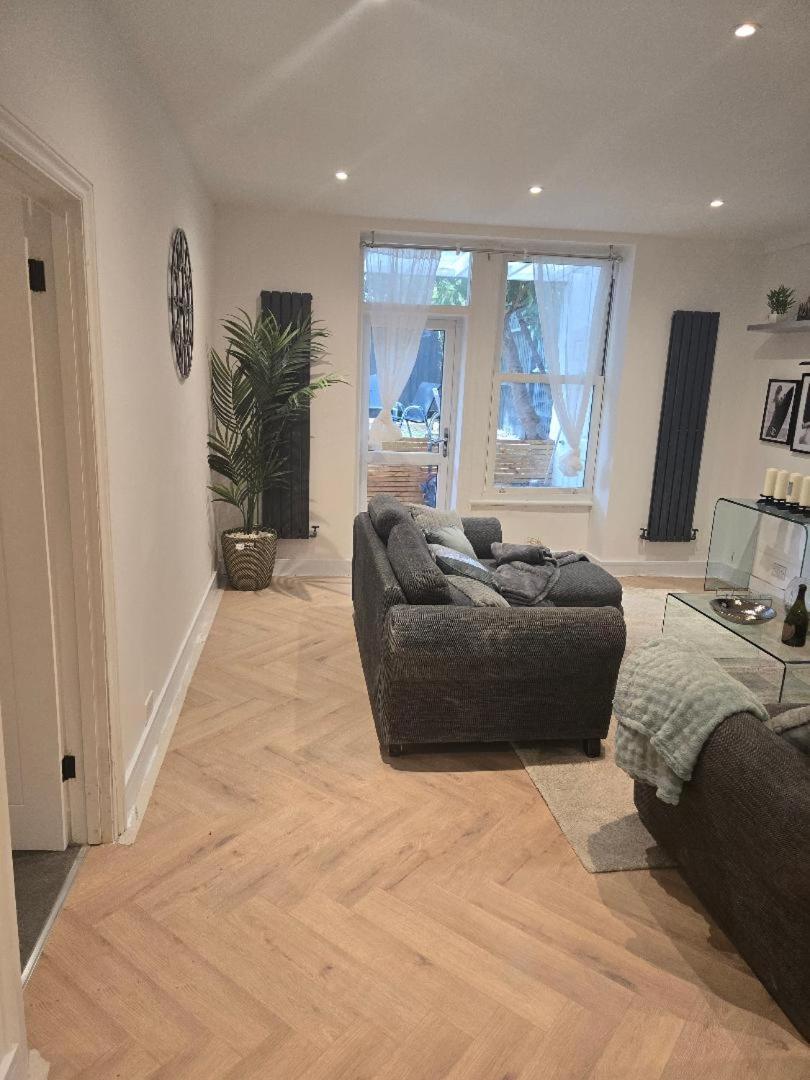 Stunning 3-bedroom, 2-bathroom, Garden & Hot Tub, West Kensington Appartement *