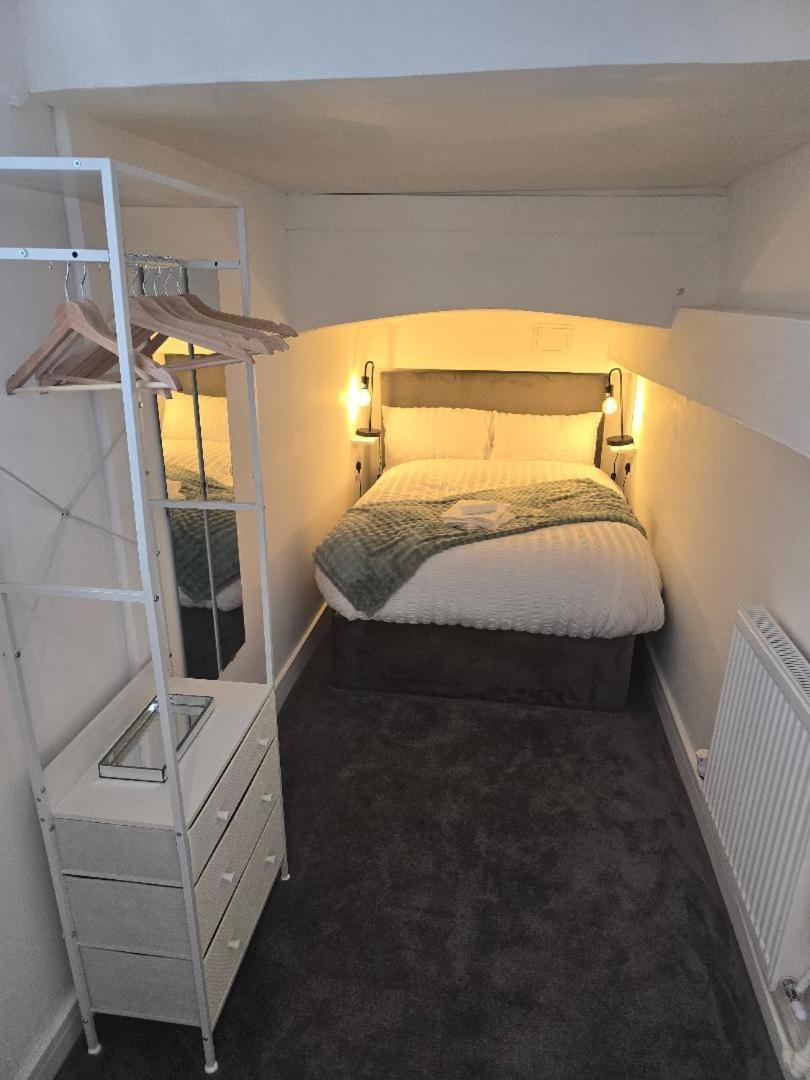 Stunning 3-bedroom, 2-bathroom, Garden & Hot Tub, West Kensington * Londres
