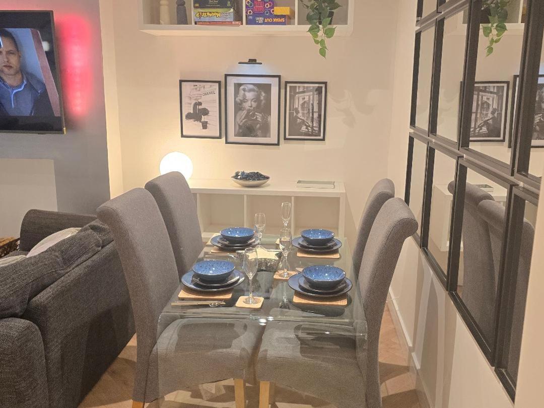 Stunning 3-bedroom, 2-bathroom, Garden & Hot Tub, West Kensington *
